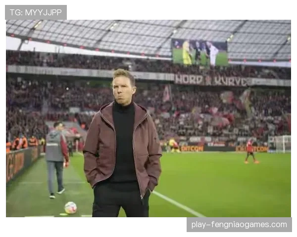 终场哨响，带领伯恩茅斯保级成功的主教练伊劳拉振臂庆祝