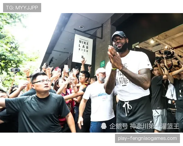 骑士主场惊现名人球迷，好莱坞巨星现身VIP包厢为比赛造势”